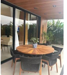 a wooden table and chairs in a room at Casa de luxo com piscina in Florianópolis +4 photos