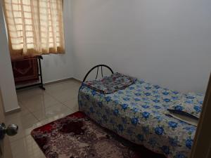 Giường trong phòng chung tại Homestay Atok Komando Bc Poly KB +4 ảnh