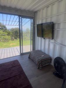 Et tv og/eller underholdning på Saracura Bike Container HOSPEDAGEM E CAMPING