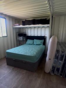 En eller flere senge i et værelse på Saracura Bike Container HOSPEDAGEM E CAMPING