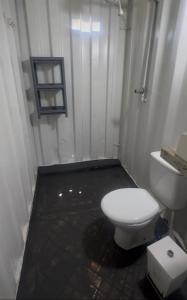 Et badeværelse på Saracura Bike Container HOSPEDAGEM E CAMPING