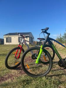een groep van drie fietsen geparkeerd in een veld bij La Calandria in Carmelo