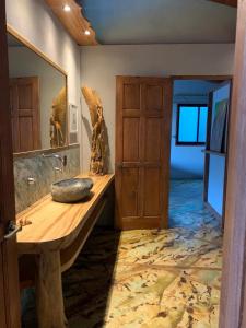 een badkamer met een wastafel, een spiegel en een deur bij Frondavista San Pancho in San Francisco +34 foto's