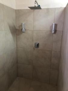 una doccia con una porta in vetro e un soffione di Casa del Olivo bedroom 3 a Parras de la Fuente