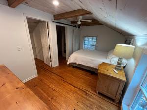 a bedroom with a bed and a lamp on a table at Cozy Cabin near KentuckyLake in Murray