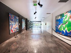 ein Flur mit Gemälden an den Wänden eines Gebäudes in der Unterkunft Hotel City Maribor in Maribor