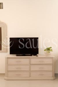 a flat screen tv sitting on top of a dresser at Saules Sueño in Cancún