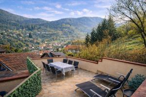 Cảnh núi rừng hoặc tầm nhìn ra núi từ biệt thự