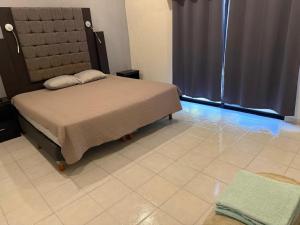 En eller flere senge i et værelse på Villa 74