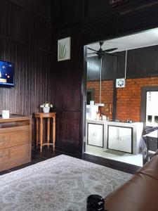 TV/trung tâm giải trí tại Impian May Homestay 2 Private Pool