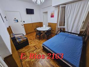 a small room with a bed and a table at Dos ambientes plaza colon in Mar del Plata