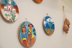 a group of plates hanging on a wall at Hotel Dallas Toríbio in Bom Jesus da Lapa