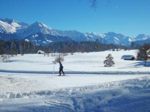 eine Person ist Langlauf im Schnee in der Unterkunft Das Talgut in Ofterschwang