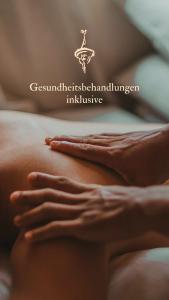 Eine Frau, die mit den Händen auf dem Rücken liegt. in der Unterkunft Das Talgut in Ofterschwang