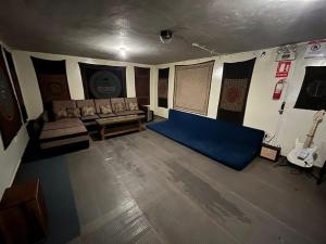 ein Wohnzimmer mit einem Sofa und einem blauen Teppich in der Unterkunft Intihuatana Hostel in Pisac + 117 Fotos