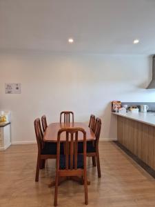 een eettafel en stoelen in een keuken bij Sredna Homestay in Braybrook