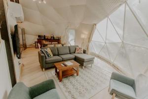 een woonkamer in een tent bij The Perch Glamping by Rafting in Cosby