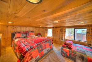 a bedroom with a bed in a wooden cabin at Cabin - Full Kitchen - pet friendly - TV in South Lake Tahoe