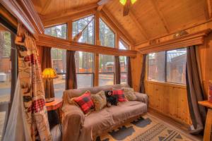 a living room with a couch in a cabin at Cabin - Full Kitchen - pet friendly - TV in South Lake Tahoe