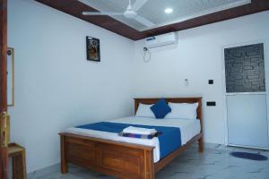ein Schlafzimmer mit einem Bett in einem Zimmer in der Unterkunft K Seven Guest Inn in Trincomalee + 16 Fotos