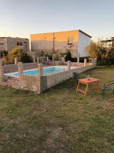a swimming pool in a yard with a table and a picnic table at Cabaña La Anita in Cosquín