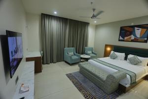 En eller flere senge i et værelse på Hotel The Crown Inn Jhunjhunu
