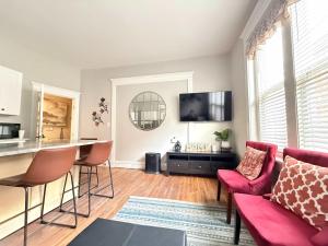 Et tv og/eller underholdning på E1 Centrally located in Carytown fully fenced