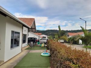a house with a green lawn with a toy on it at CASA CAMPESTRE COMPLETa in Barbosa