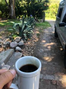 een persoon met een kopje koffie in zijn hand bij Kuku hostel in Las Rabonas +7 foto's