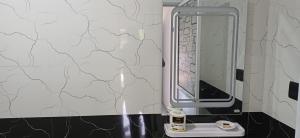 ein Badezimmer mit großem Spiegel und Waschbecken in der Unterkunft K Seven Guest Inn in Trincomalee