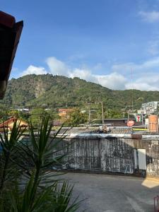 een uitzicht vanaf het dak van een gebouw met een berg bij Milos House in Ban Kata