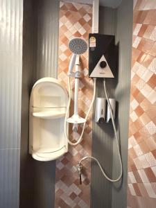 een douche in de badkamer met een haardroger bij Milos House in Ban Kata