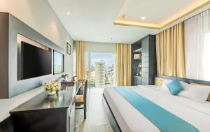 Giường trong phòng chung tại Chill Hotel Ha Bong