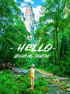 een vrouw die voor een berg staat met de tekst hallo China Singapore bij Zhangjiajie Zhenxi Hotel in Zhangjiajie