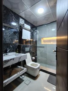 un bagno con wc, lavandino e doccia di Desert calm a Wadi Rum