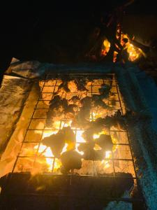 un fuoco in un forno con le fiamme dentro di Westrom Villa Ocean Front a Bentota