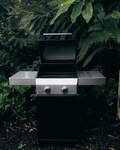a grill with a laptop on top of it at Wanagiri Cabin Wanara in Gitgit