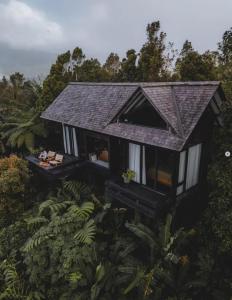 an overhead view of a tiny house in the jungle at Wanagiri Cabin Wanara in Gitgit