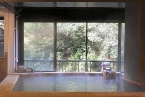 Swimmingpoolen hos eller tæt på 天然温泉旅館 繁花荘せせらぎ