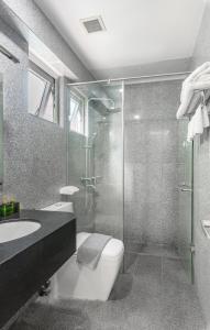 Phòng tắm tại Chill Hotel Ha Bong +55 ảnh