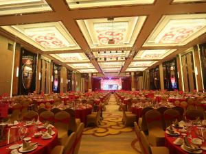 un gran salón de banquetes con mesas y sillas rojas en Pullman Shishi Mattison, en Shishi 31 fotos más