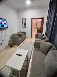 a living room with a couch and a table at السعادة نستو - نسائم صلاله للأجنحة والشقق الفاخرة Nassayem Salalah Hotel Apartments & Suites Downtown in Salalah