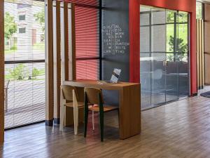 una scrivania con un computer portatile sopra in un ufficio di ibis Guaiba a Guaíba