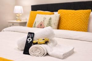 En eller flere senge i et værelse på Executive 4-Bed Luxury Detached in Oakville - Prime location