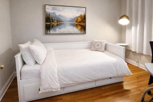 En eller flere senge i et værelse på Executive 4-Bed Luxury Detached in Oakville - Prime location + 37 billeder