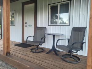 due sedie e un tavolo sul portico di una casa di Wells Gray Stay And Play a Clearwater