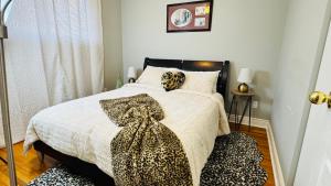 En eller flere senge i et værelse på Executive 4-Bed Luxury Detached in Oakville - Prime location