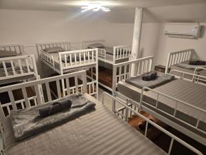 Zimmer mit 4 Etagenbetten in einem Zimmer in der Unterkunft Phangan backpacker in Haad Rin
