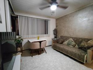 a living room with a couch and a ceiling fan at MiniSuite con vista al Río in Boca del Río