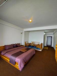 una camera da letto con un letto grande in una stanza di Delohighs a Kalimpong